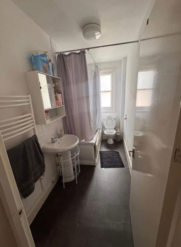 Room Topsham Road in Greater London