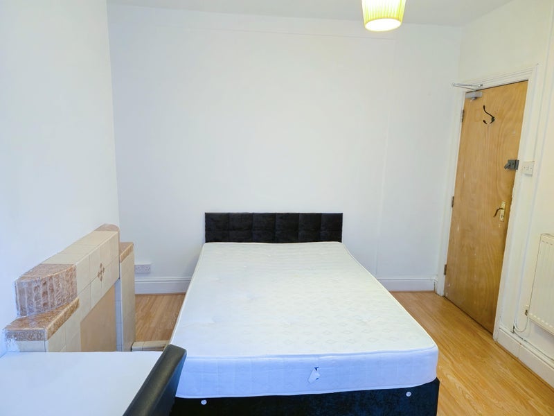 Room Angus Street in Cardiff