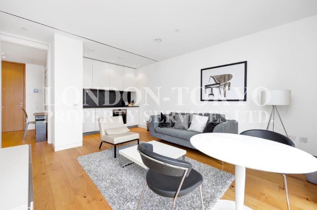 Flat Sumner Street in Greater London