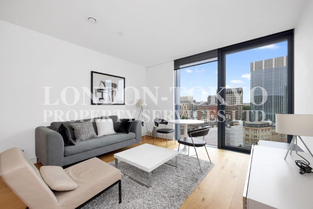 Flat Sumner Street in Greater London