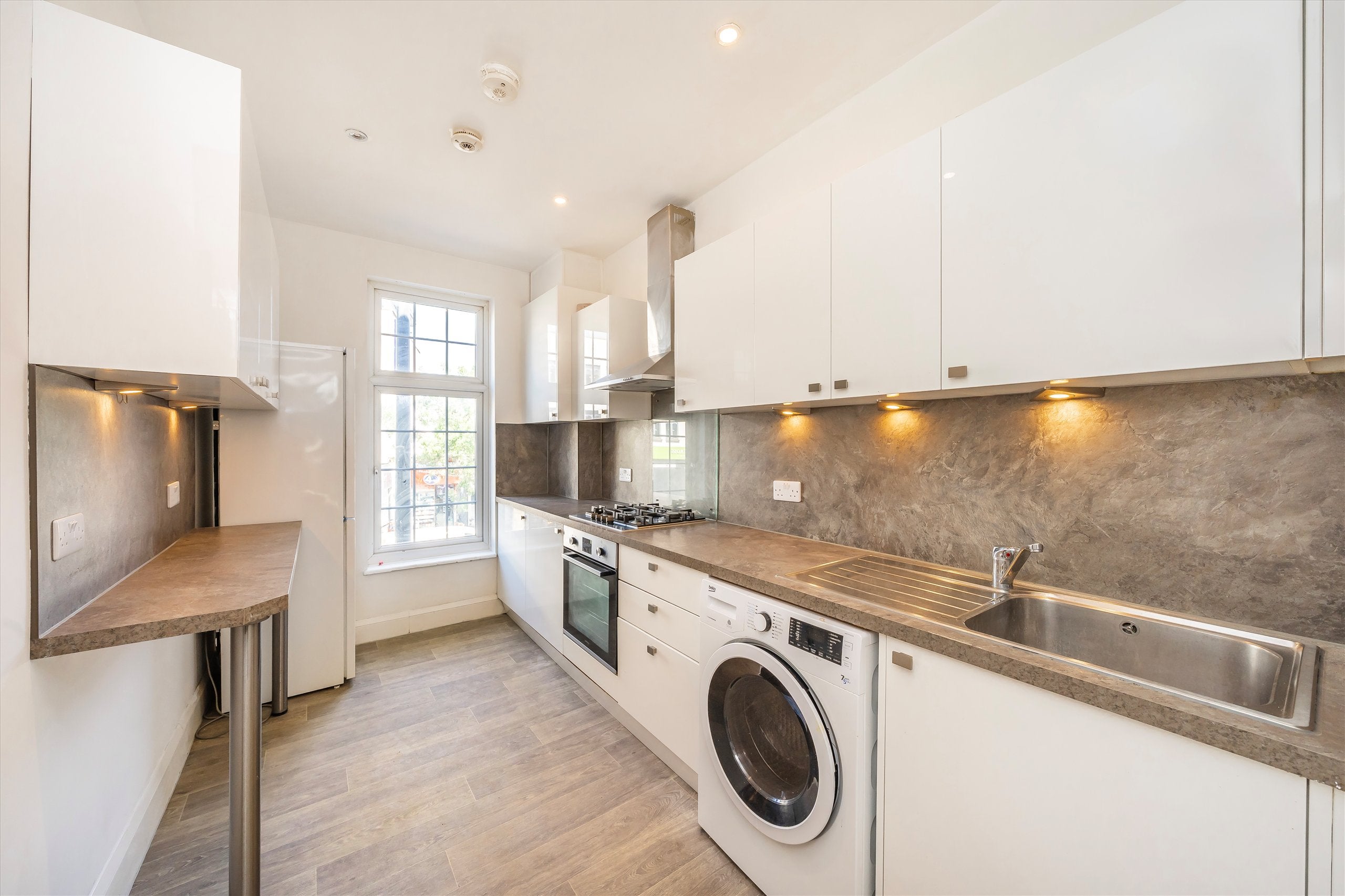 Flat Upper Richmond Road West in Greater London