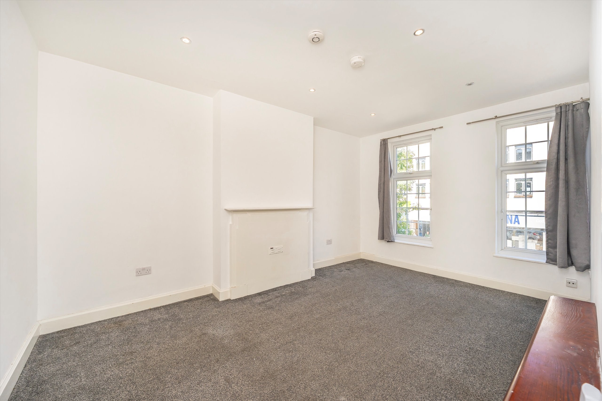 Flat Upper Richmond Road West in Greater London