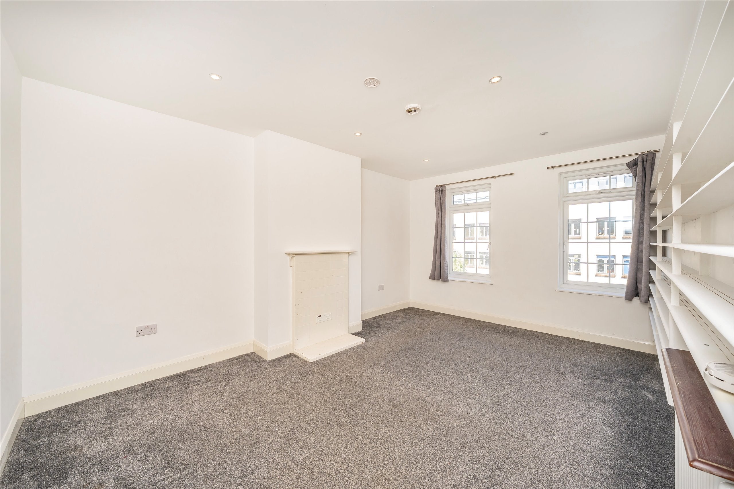 Flat Upper Richmond Road West in Greater London