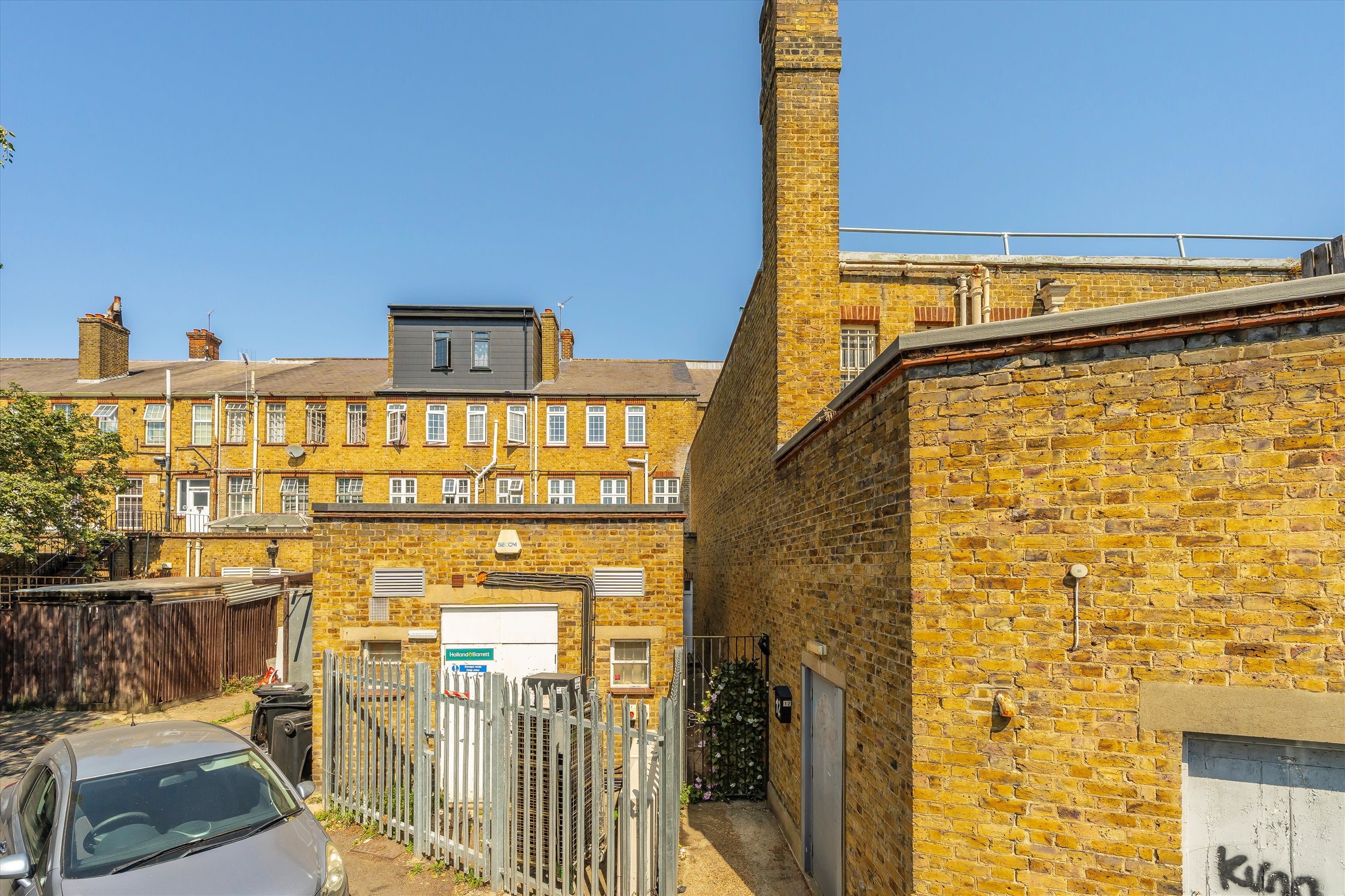 Flat Upper Richmond Road West in Greater London