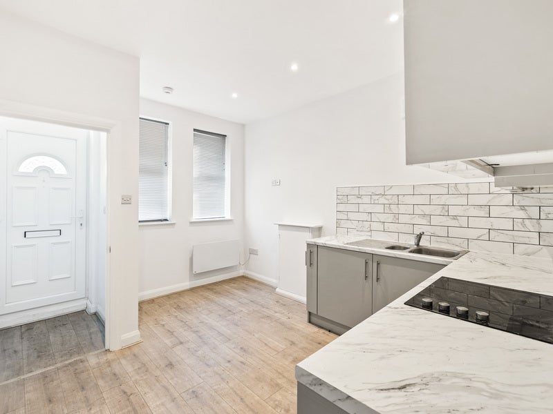 Flat Lower Road in Greater London
