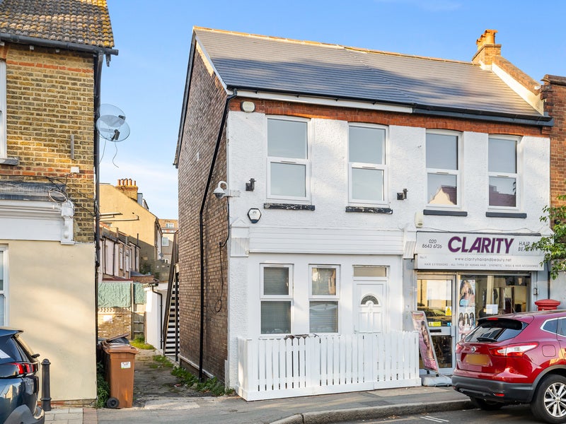 Flat Lower Road in Greater London