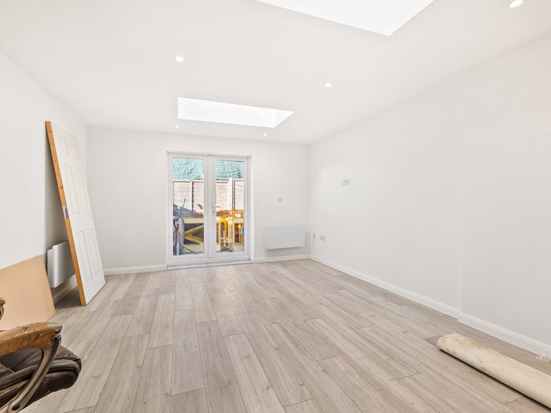 Flat Lower Road in Greater London