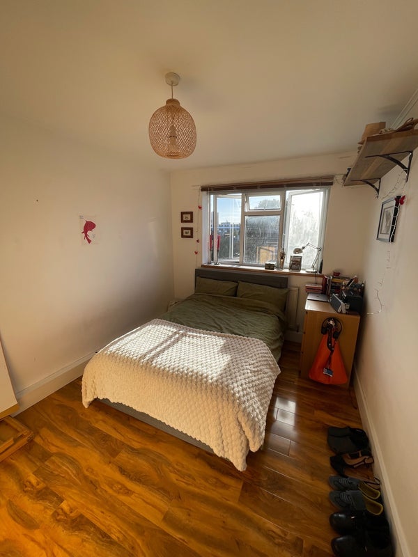 Room Dragoon Road in Greater London