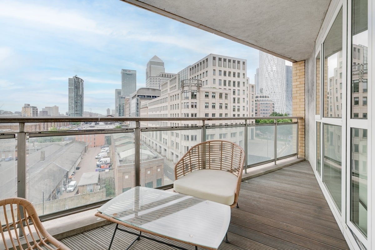 Flat Westferry Circus in Greater London