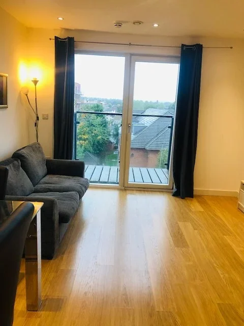 Flat Railway Terrace in Slough