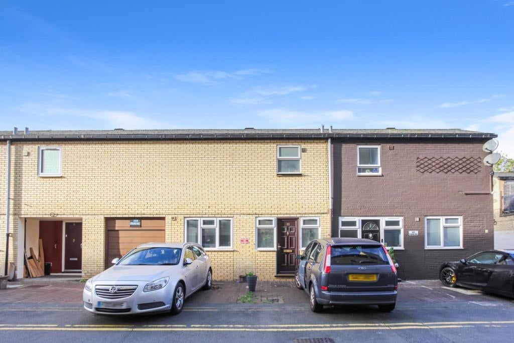 Room Neville Close in Greater London