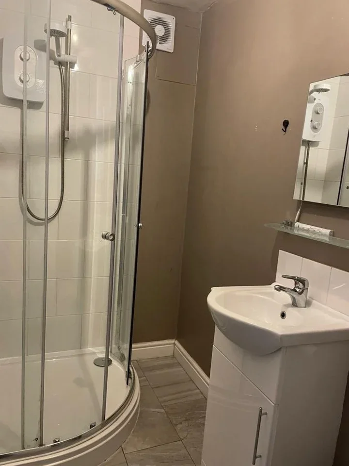 Room Neville Close in Greater London