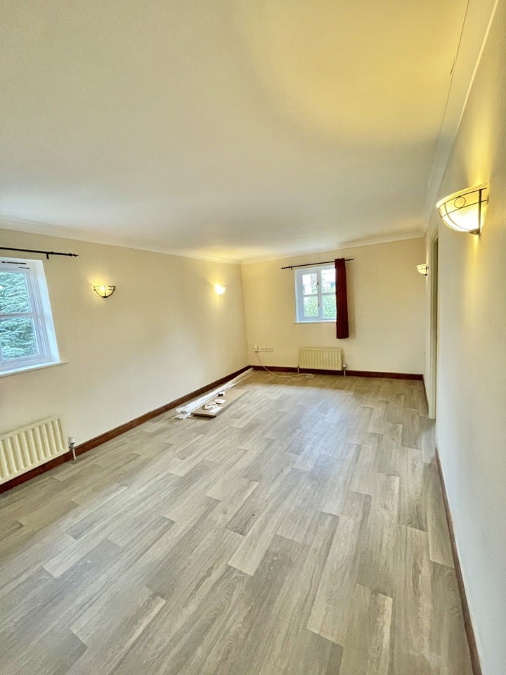 Flat Victoria Road in Greater London