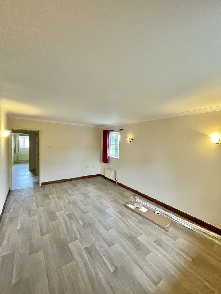 Flat Victoria Road in Greater London