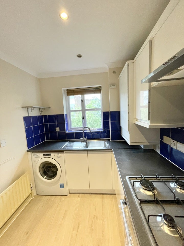 Flat Victoria Road in Greater London