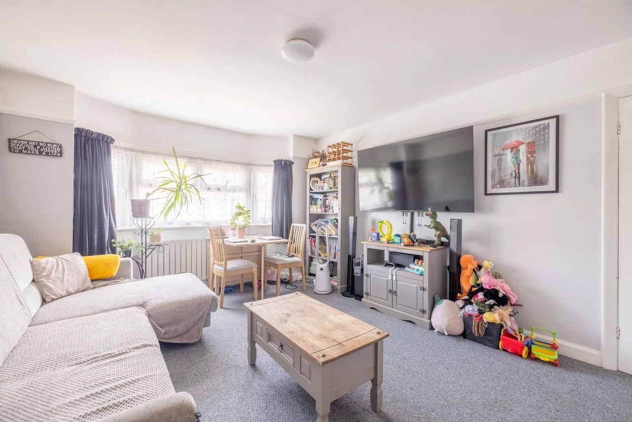 Flat Furnival Avenue in Slough