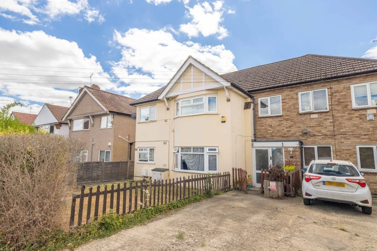 Flat Furnival Avenue in Slough