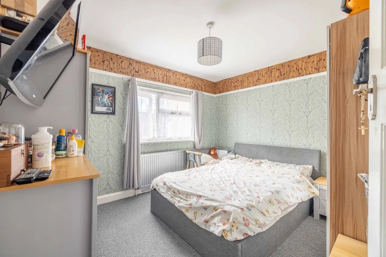 Flat Furnival Avenue in Slough