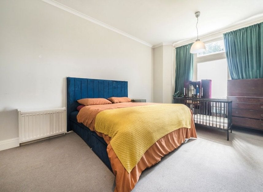 Flat Grange Road in Greater London