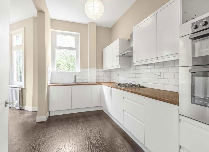 Flat Grange Road in Greater London