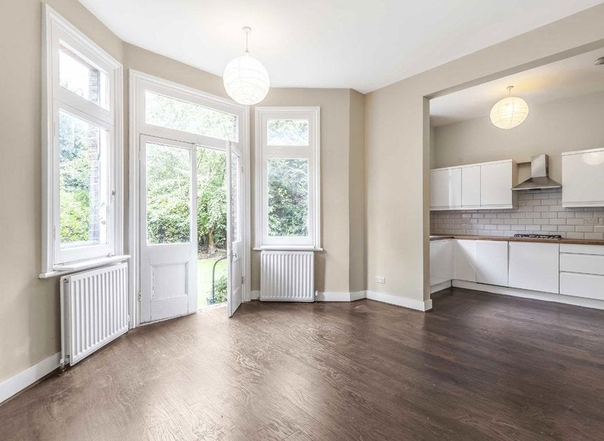 Flat Grange Road in Greater London