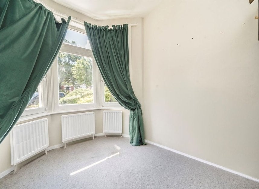Flat Grange Road in Greater London