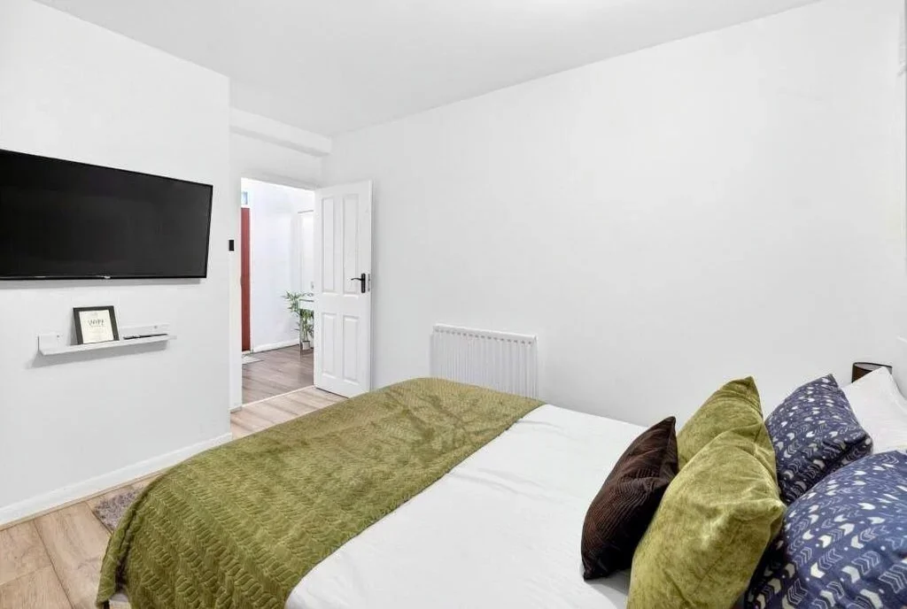 Flat Abbess Close in Greater London