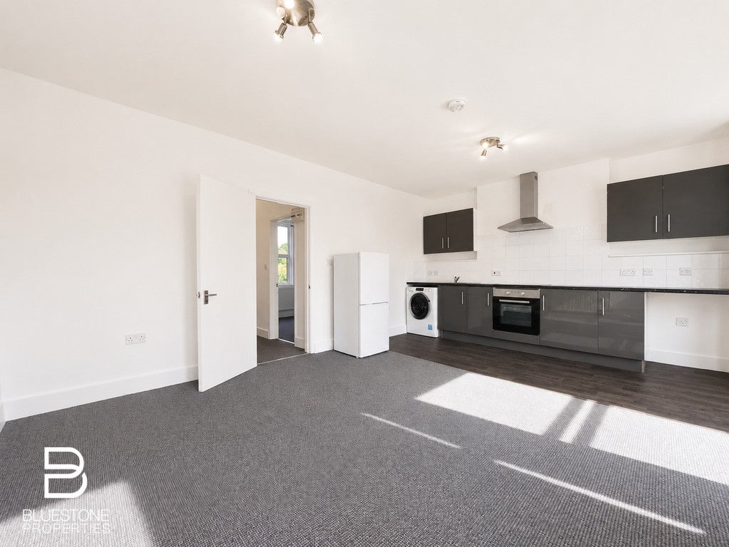 Flat Clyde Road in Greater London