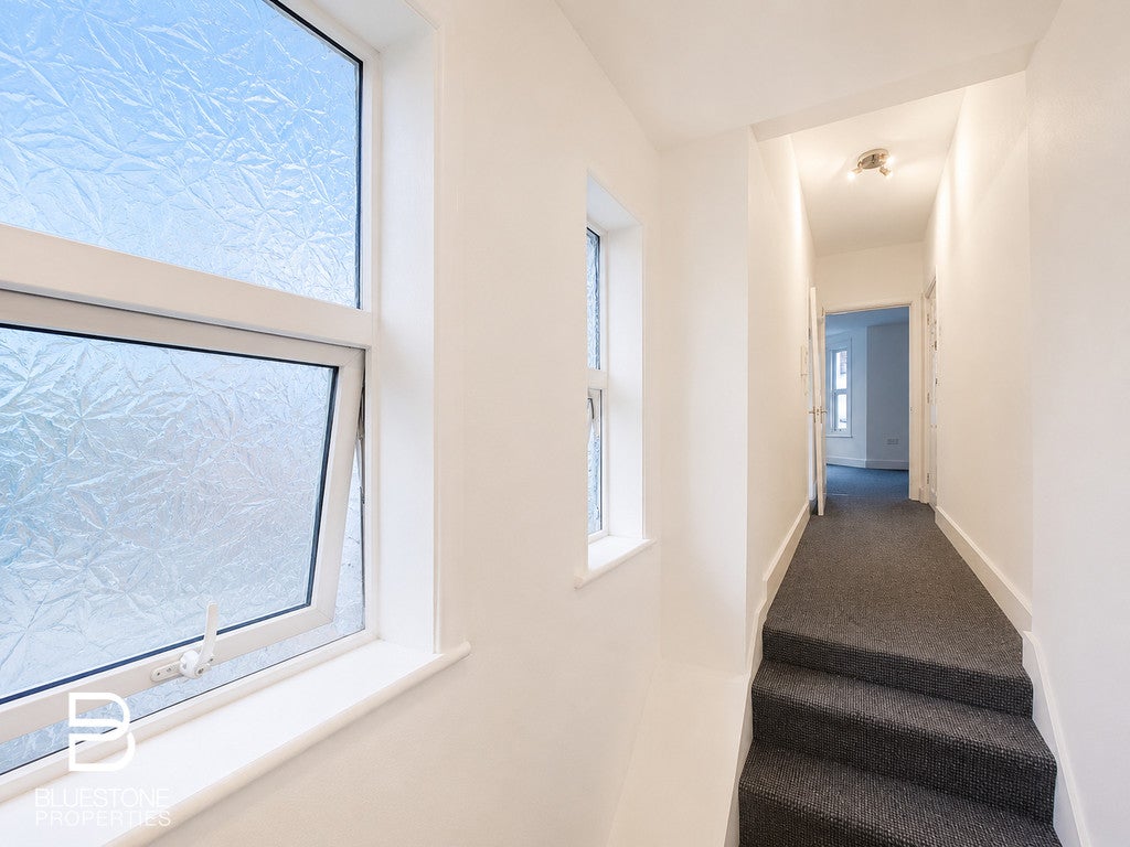 Flat Clyde Road in Greater London
