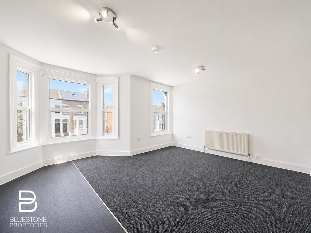 Flat Clyde Road in Greater London
