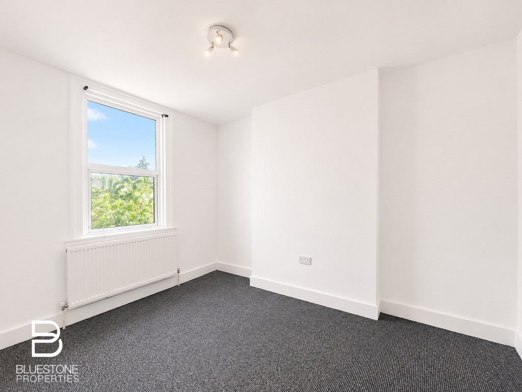 Flat Clyde Road in Greater London