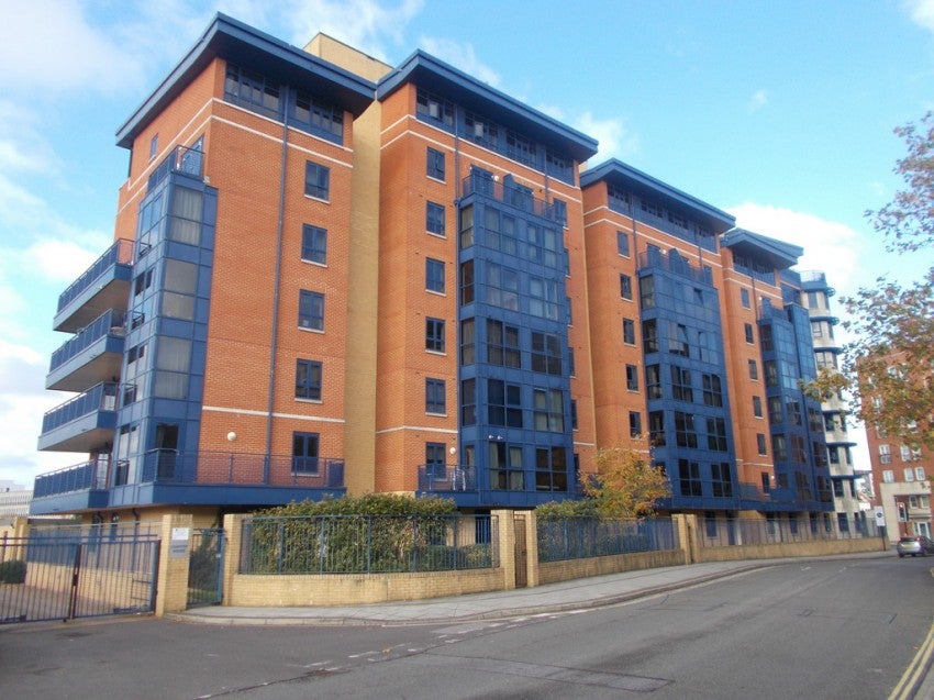 Flat Neptune Way in Southampton