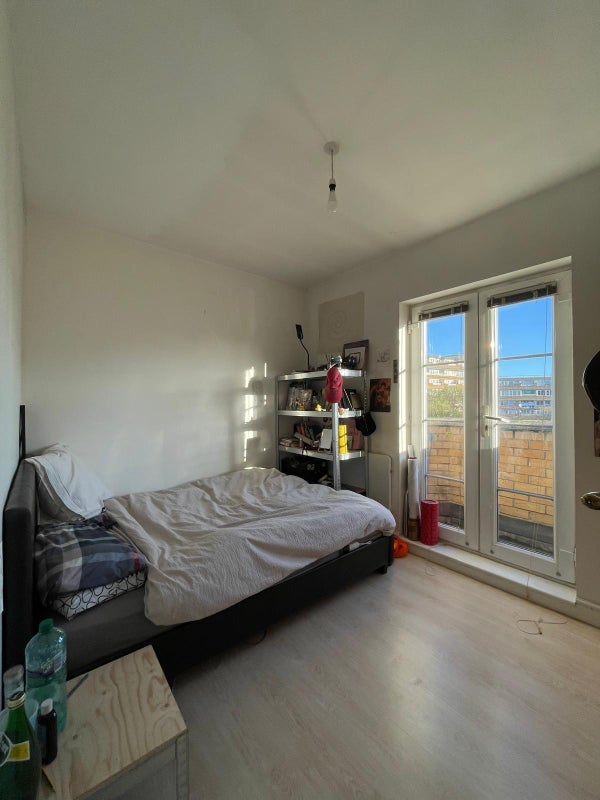 Room Chandler Way in Greater London