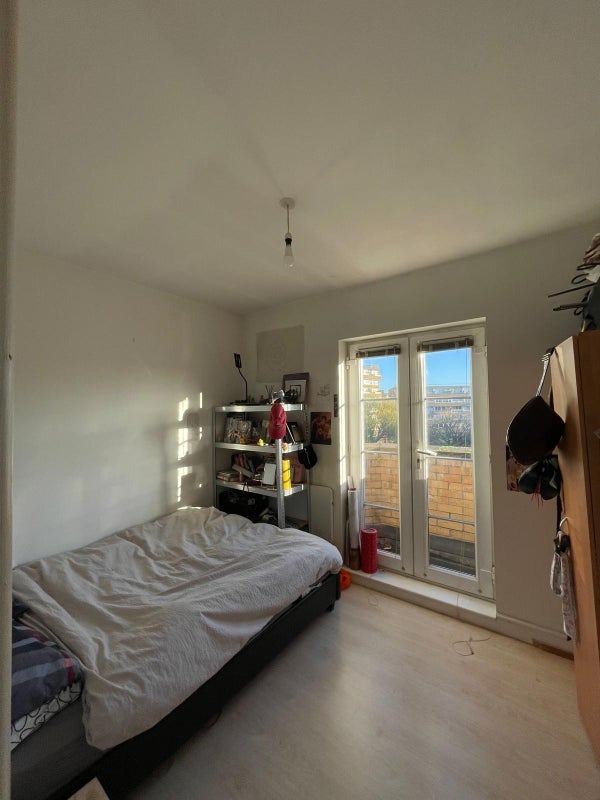 Room Chandler Way in Greater London