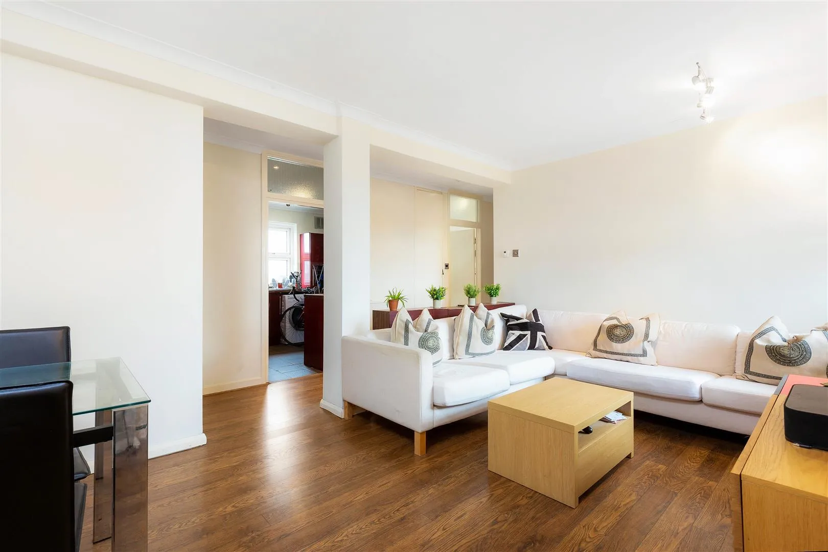 Flat Clifford Avenue in Greater London
