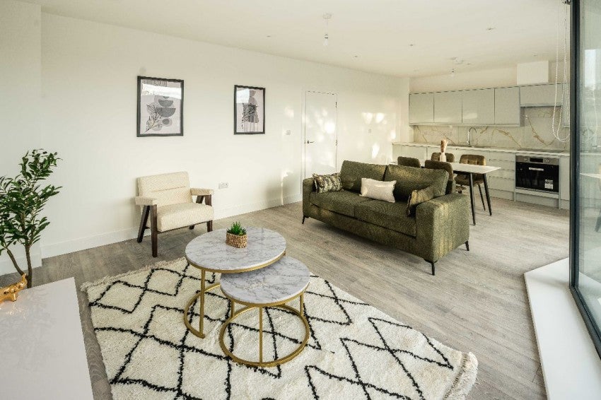 Flat Cuckoo Hall Lane in Greater London