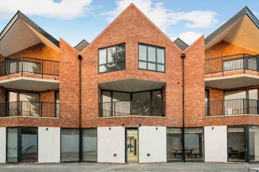 Flat Cuckoo Hall Lane in Greater London