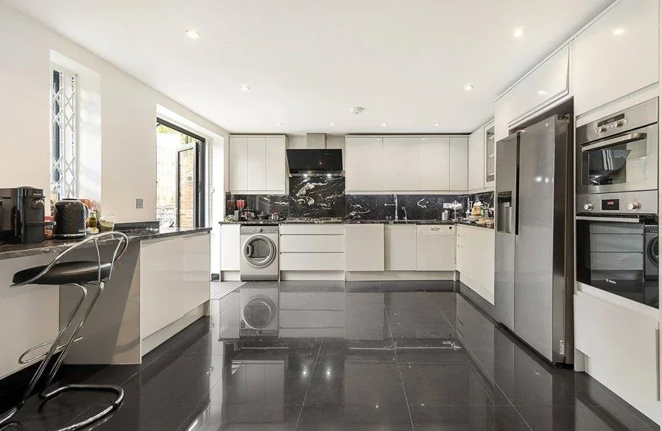 Room Mowbray Road in Greater London