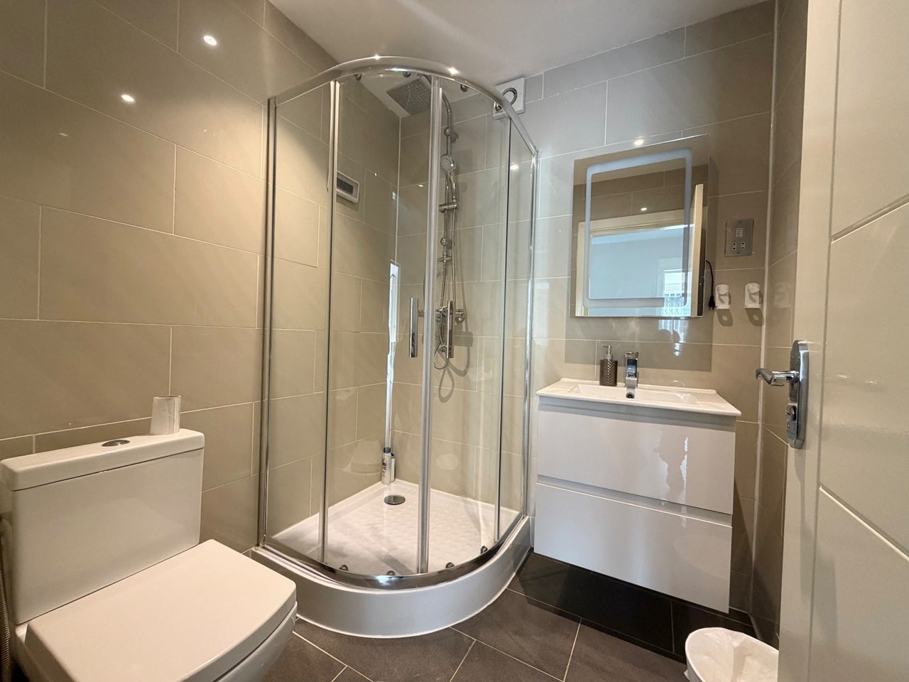 Room Mowbray Road in Greater London