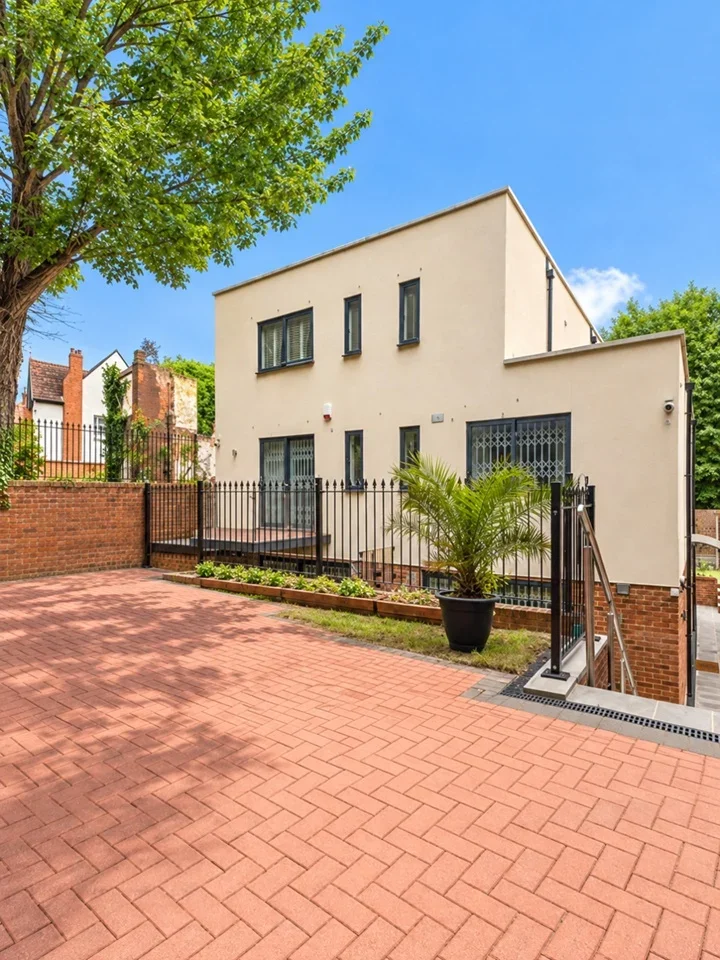 Room Mowbray Road in Greater London