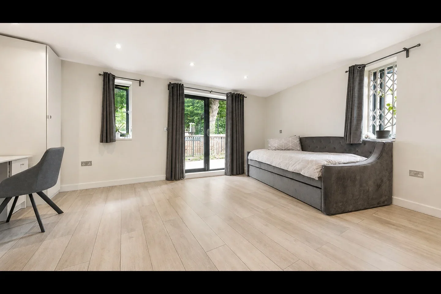 Room Mowbray Road in Greater London
