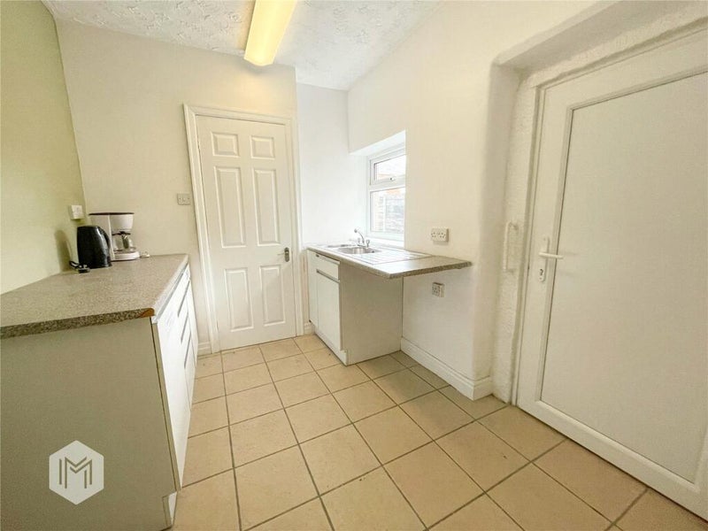 Room Tonge Moor Road in Bolton