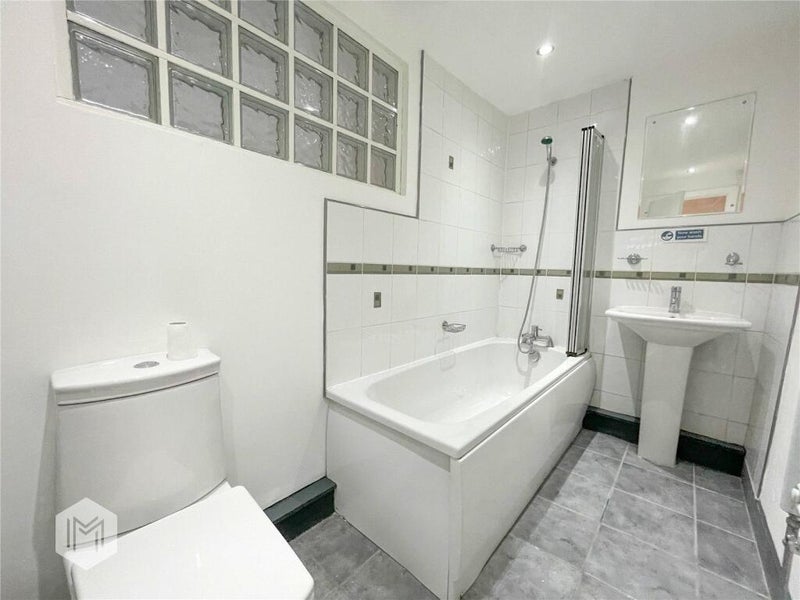 Room Tonge Moor Road in Bolton