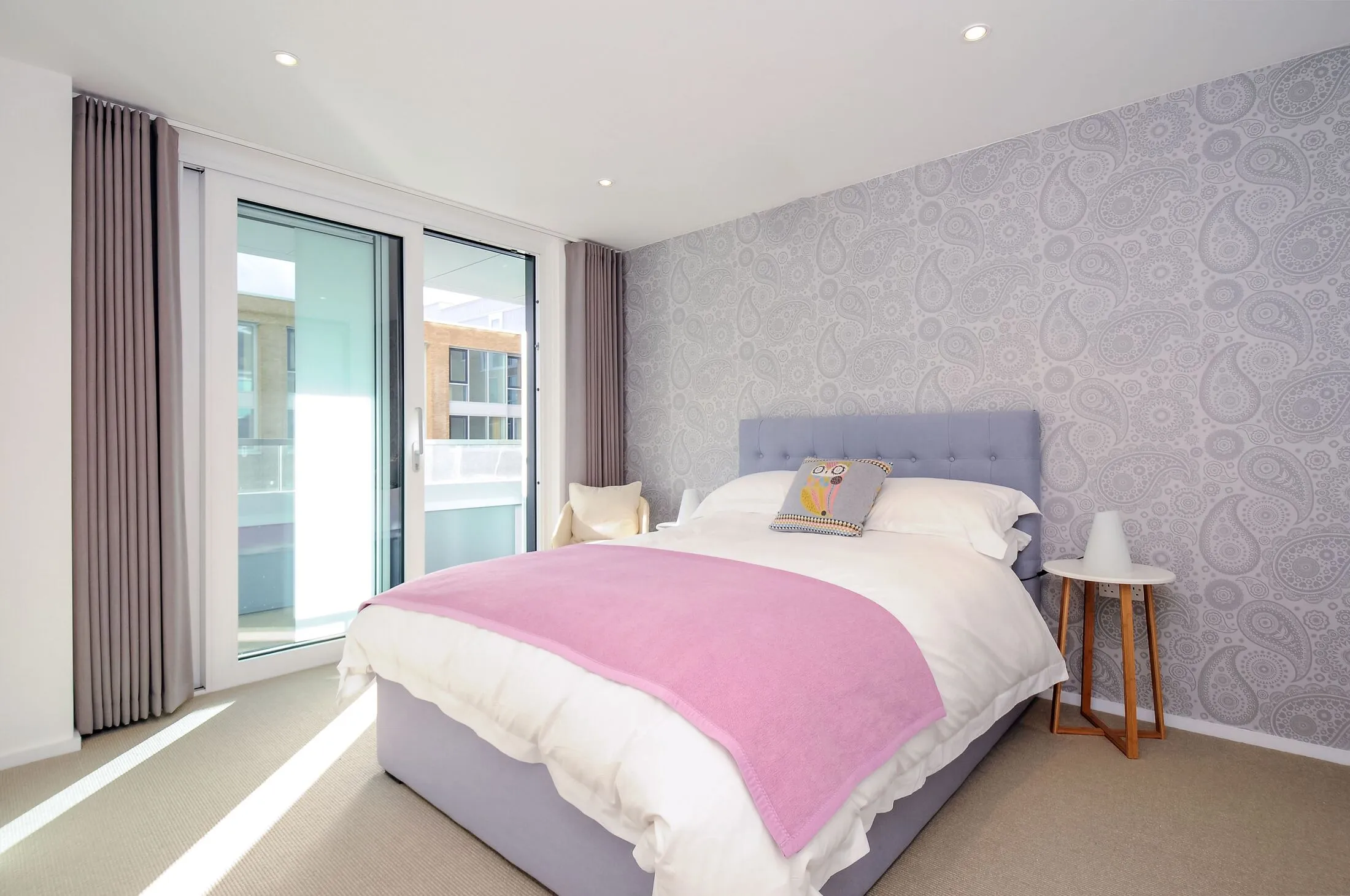 Flat Garratt Lane in Greater London