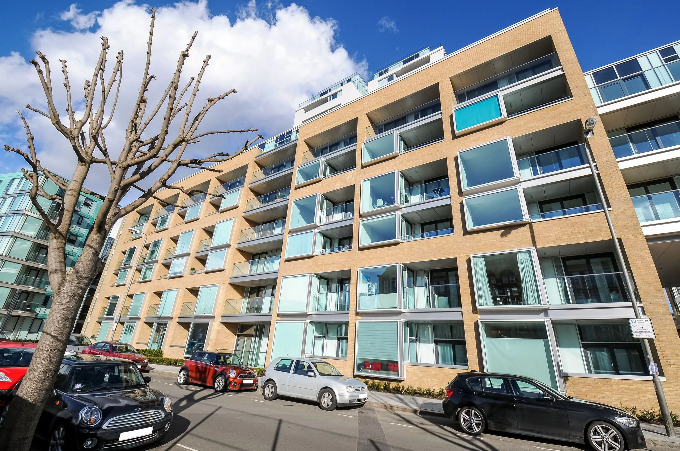 Flat Garratt Lane in Greater London
