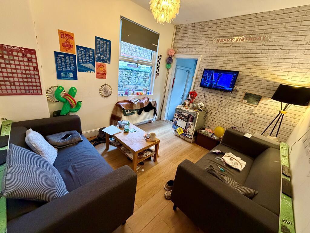 Room Cawdor Road in Manchester