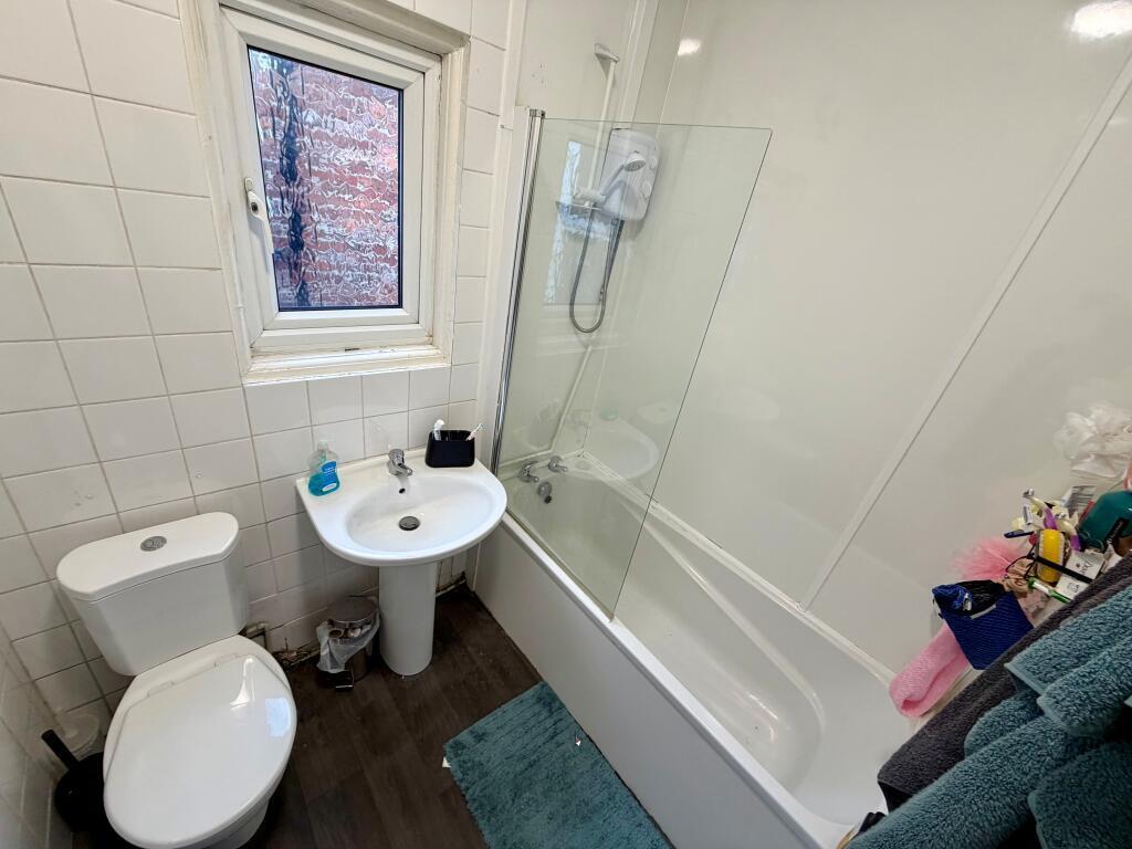 Room Cawdor Road in Manchester
