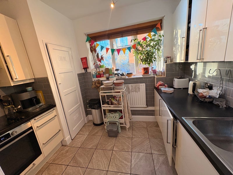 Room Wyvil Road in Greater London
