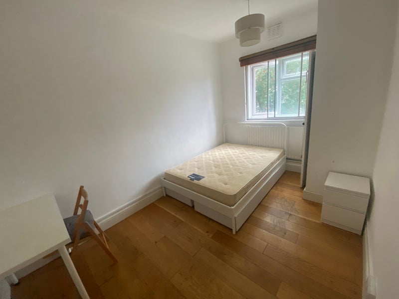 Room Wyvil Road in Greater London
