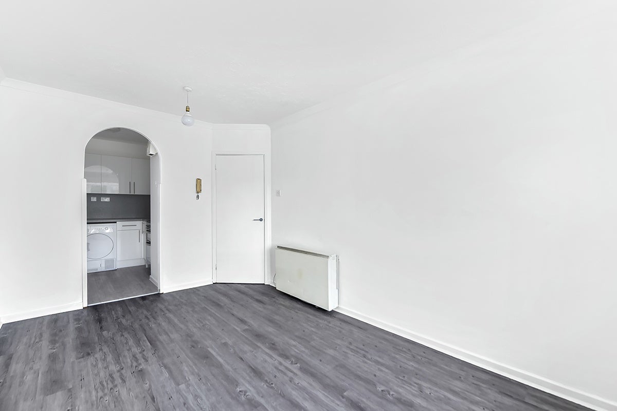 Flat Cook Square in Greater London